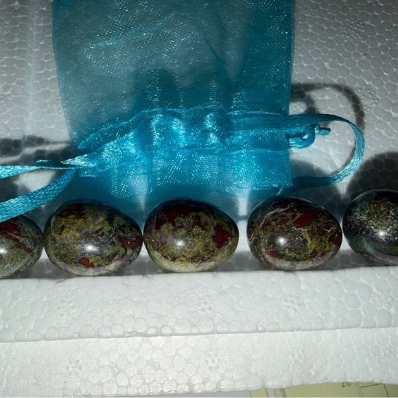 5pcs Dragons Blood Egg Shaped 20mm Crystal Agate Stones - Picture 3 of 9
